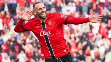 رد بتواضع.. فيدات موريكي يحسم الجدل حول مقارنته بنجم برشلونة ليفاندوفسكي